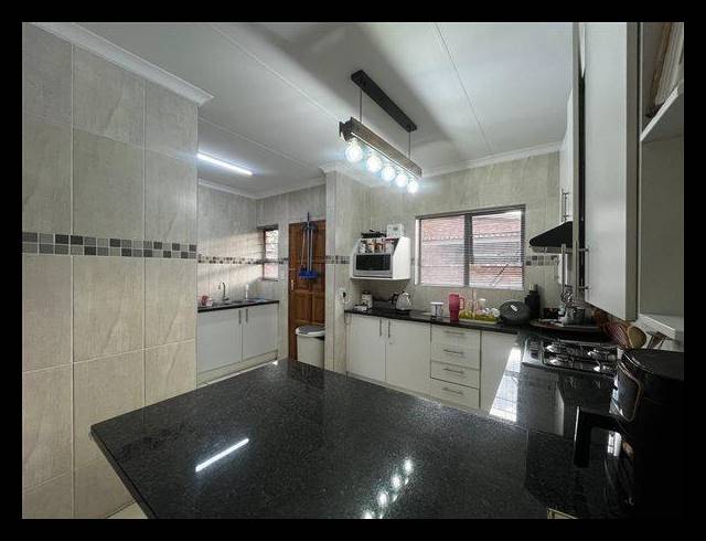 3 BEDROOM CLUSTER FOR SALE IN POMONA